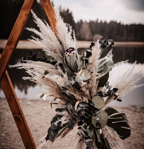 Triangel mit Blumengesteck